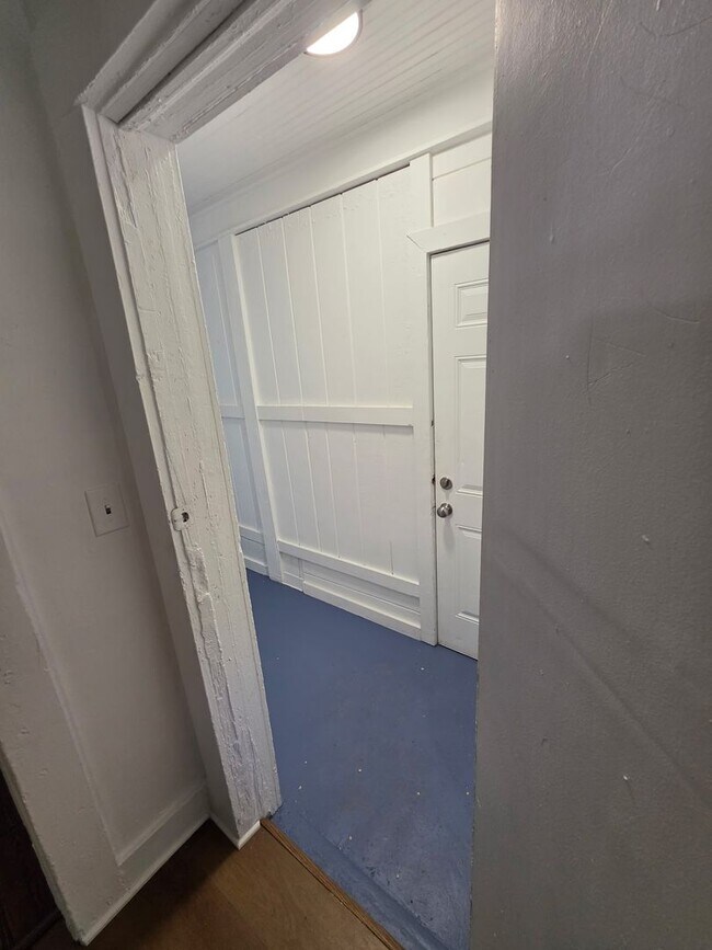 Building Photo - 3 br 1 bath house