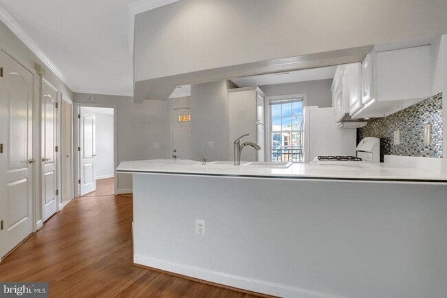 Building Photo - 6924 Fairfax Dr