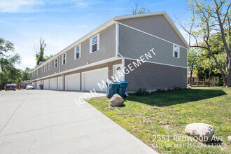 Building Photo - Prime off campus location with garages!