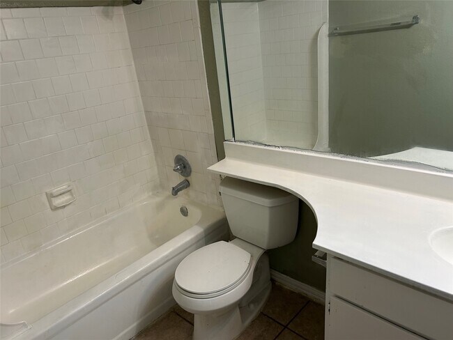 Building Photo - 3900 Woodchase Dr