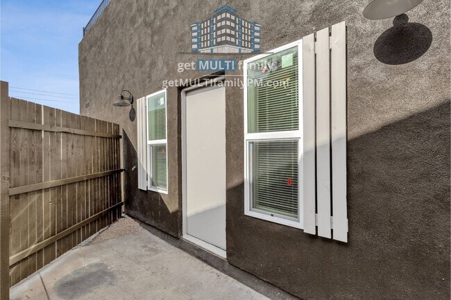 Building Photo - 1006 E Pasadena Ave