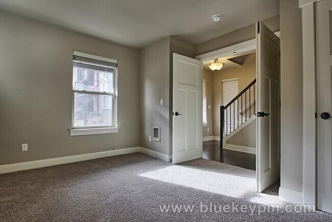 Building Photo - 45 Degree Central 4 bedrooms, 2.5 baths Wa...