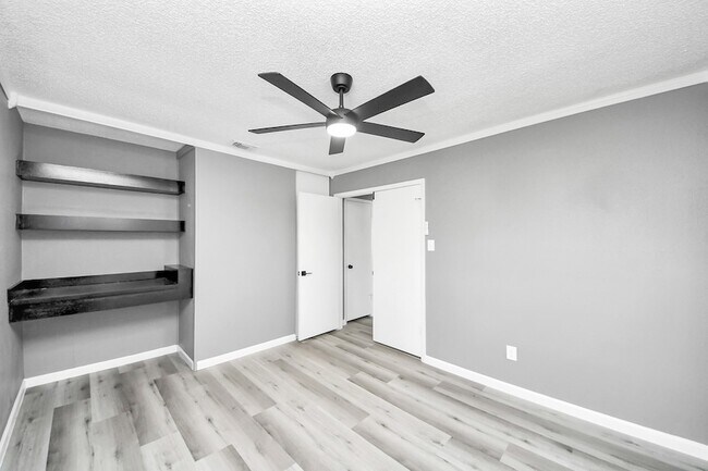 Building Photo - 6281 Ludington Dr