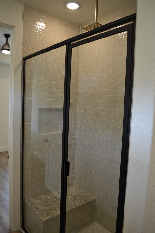 Building Photo - 729 Canyon Bend