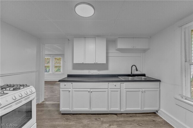 Building Photo - 712 Roselle Ave