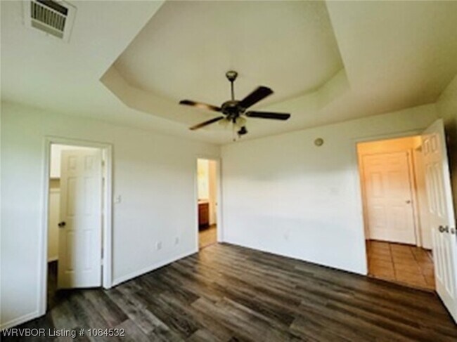Building Photo - 1813 Green Meadow Dr