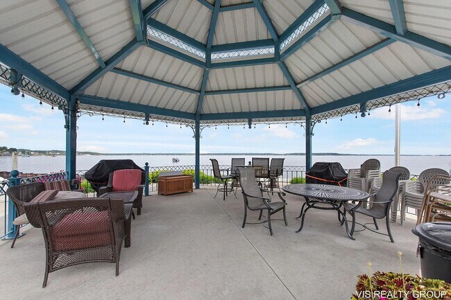 Building Photo - 2964 Lakeshore Dr