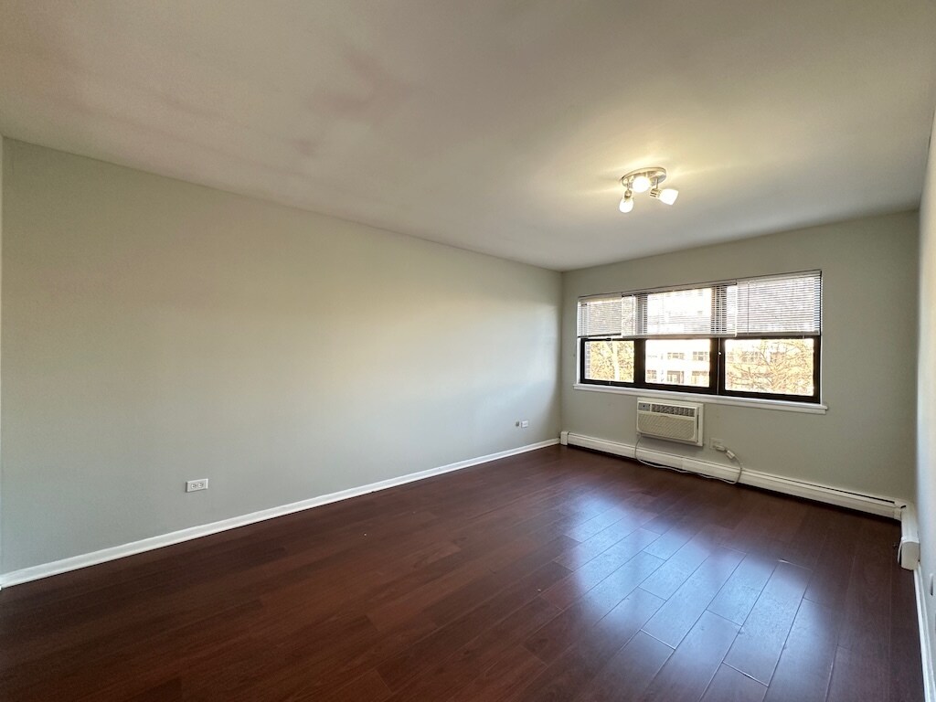 Building Photo - 701 Elm Pl