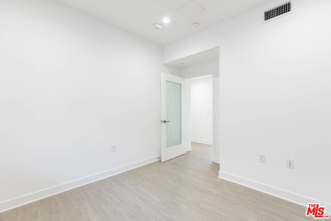 Building Photo - 843 Wilcox Ave