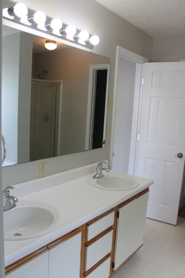 Building Photo - 325 Waterdown Dr