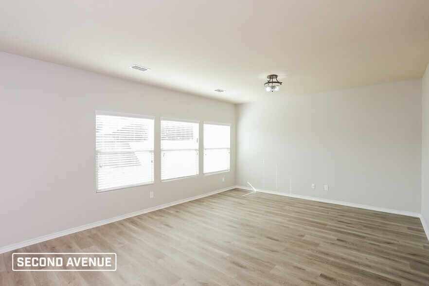 Building Photo - 661 Creekview Dr
