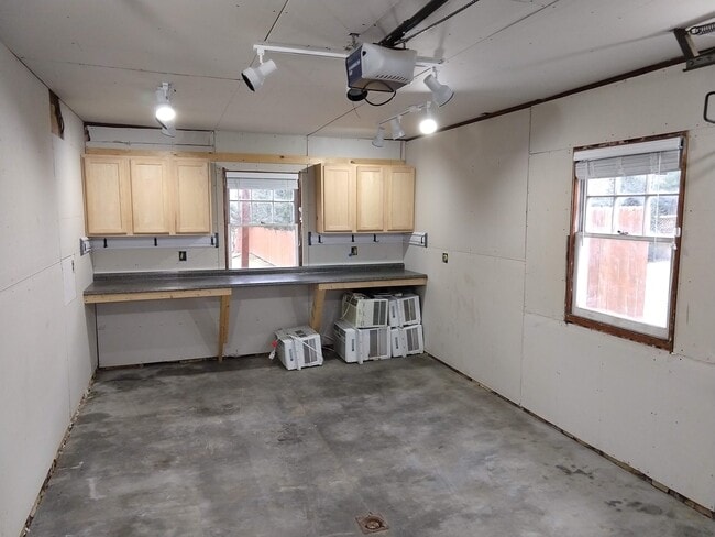 Building Photo - 387 Feura Bush Rd