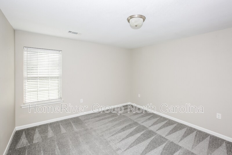 Building Photo - 318 Lind Point Ln