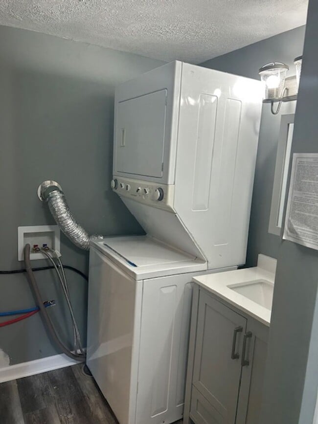 Building Photo - Single Floor Living!