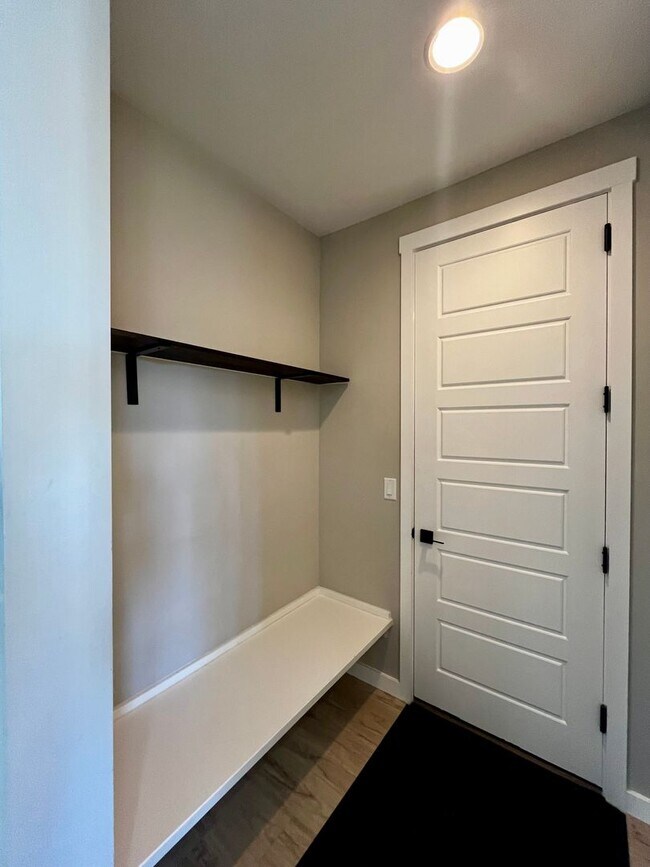 Building Photo - Modern 3-Bedroom Home Close to Gallatin Co...