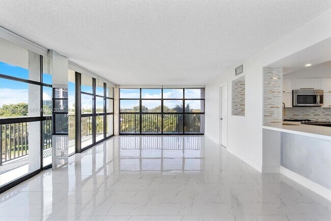 Building Photo - 600 Parkview Dr