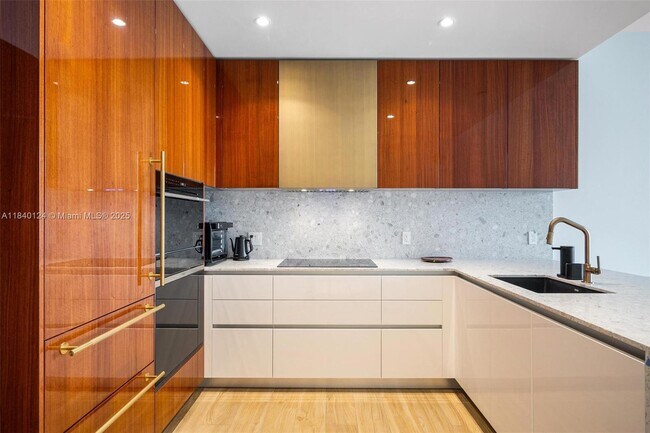 Building Photo - 2678 Tigertail Ave