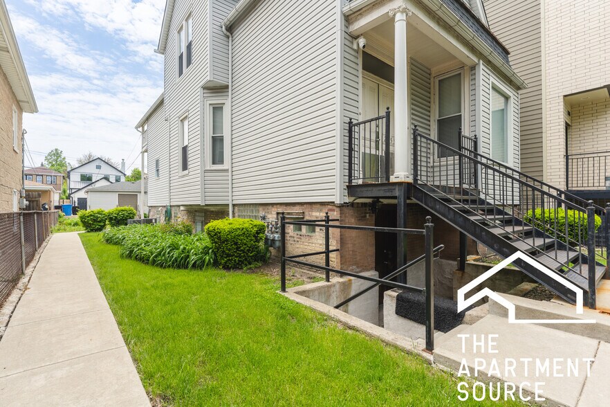Building Photo - 2853 W Dickens Ave