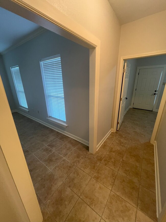 Building Photo - 2 bedroom, 1 bathroom home located in Gree...