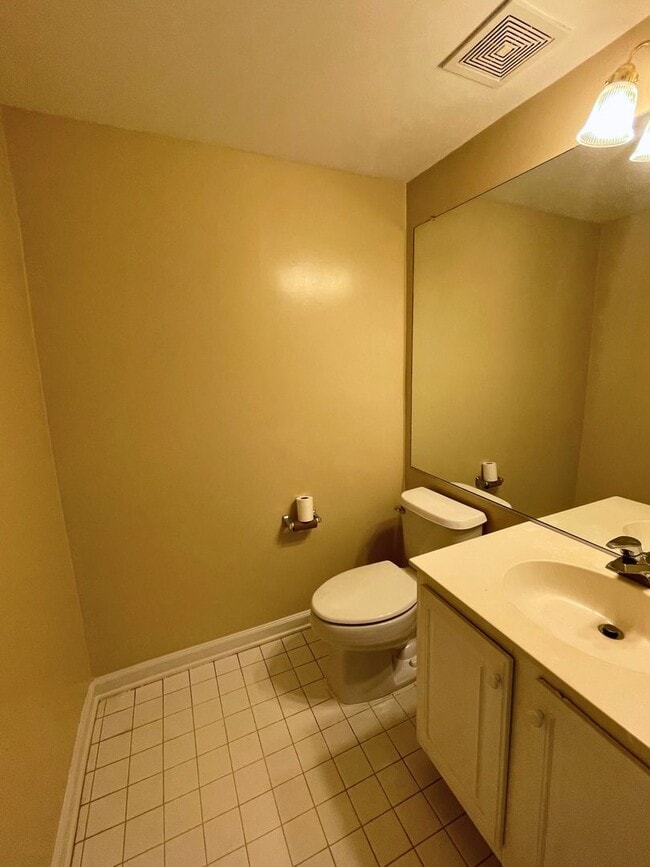 Building Photo - Beautiful 2BR, 2.5BA Townhouse Style Condo Near Old Town Alexandria