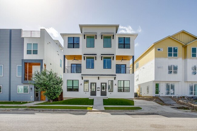 Building Photo - 2335 Benbrook Blvd