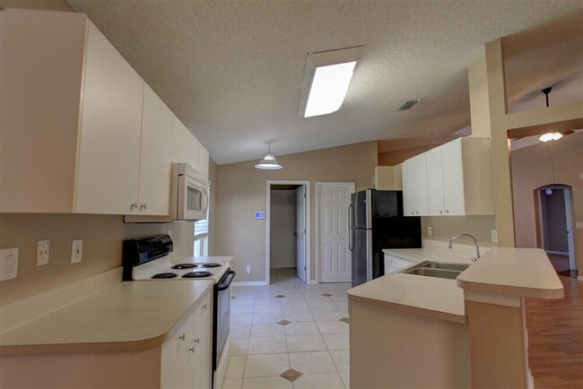Building Photo - 2477 Deercroft Dr