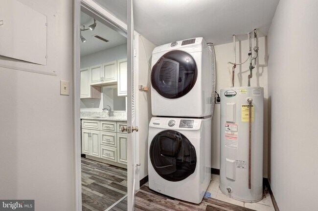 Building Photo - 5906 Cove Landing Road Unit 102