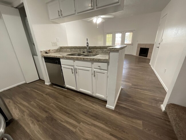 Building Photo - 2 Bedroom townhome with garage! Remodeled ...