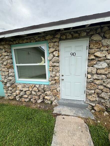 Building Photo - 1064 N Tamiami Trl