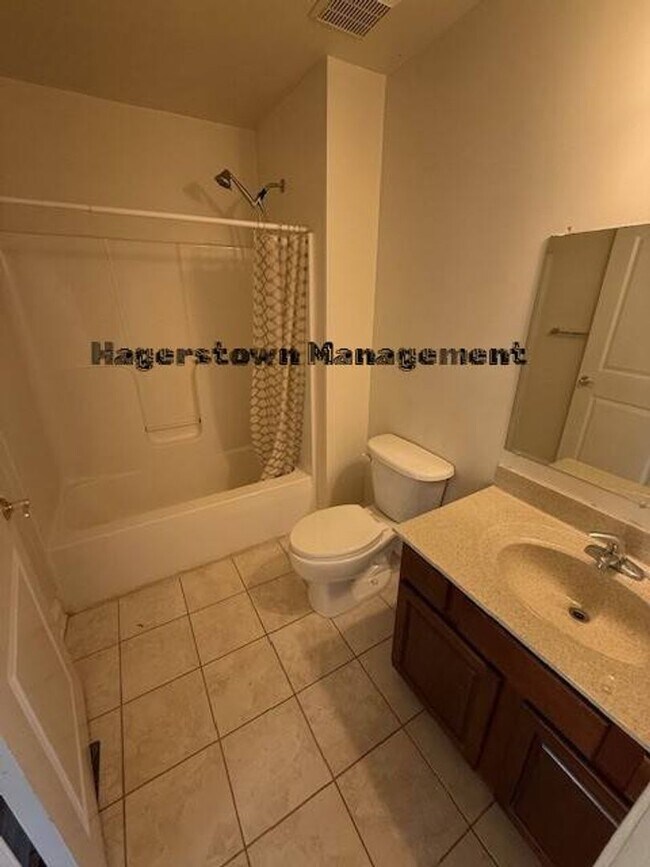 Building Photo - Halfway Townhouse - close to shopping and dining