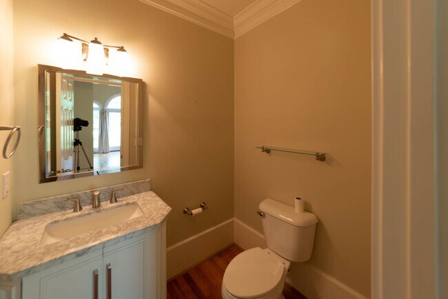 Building Photo - 3200 Brookside Dr