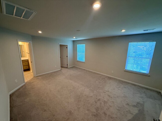 Building Photo - Like New home in Monroe
