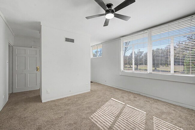 Building Photo - 1008 N Van Buren St