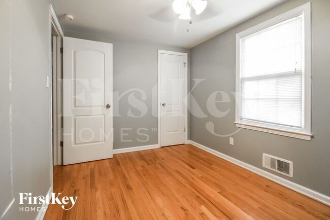 Building Photo - 9648 Roe Ave