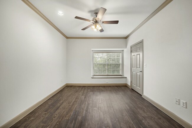 Building Photo - Move In Easy — $0 Deposit!