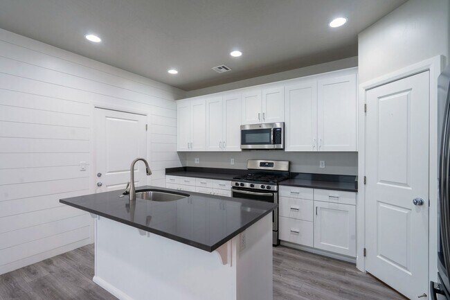 Building Photo - Newer Home in Prime Location with Spacious Layout & Two Living Areas