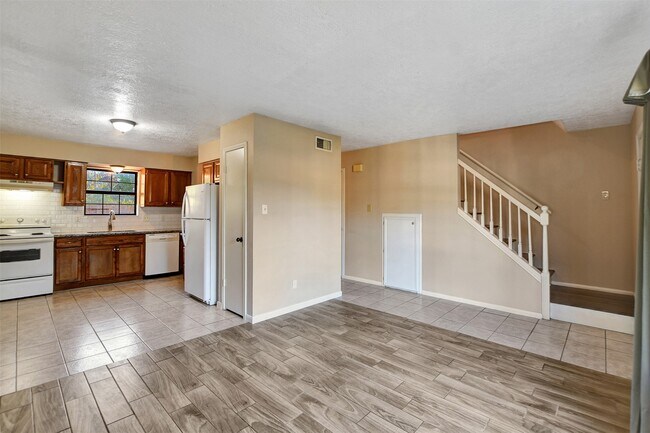 Building Photo - 1706 Longview St