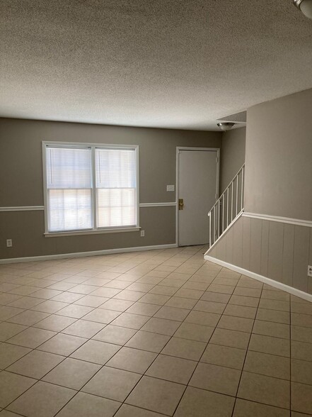 Building Photo - 2030 Kings Gate Cir