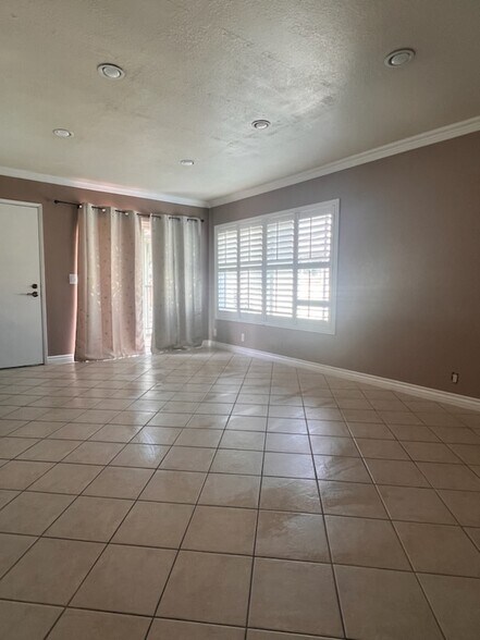 Building Photo - 1116 N Barston Ave