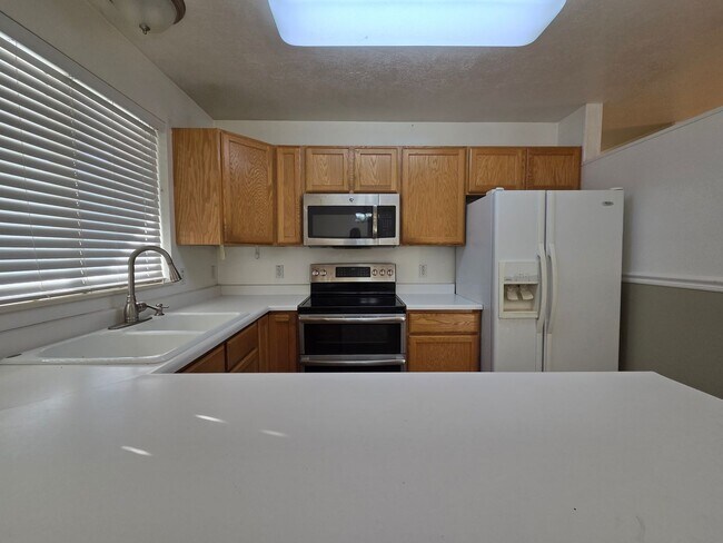Building Photo - Charming Home in Woods Cross - Ready To Move!