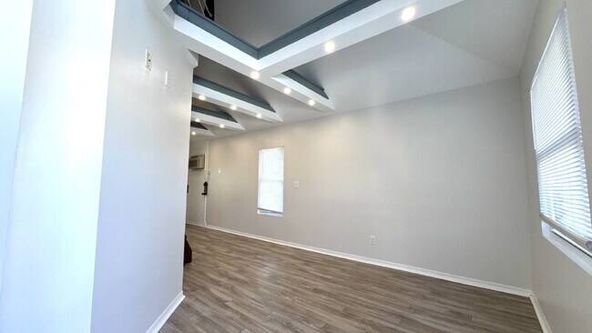 Building Photo - 215 N Wild Olive Ave