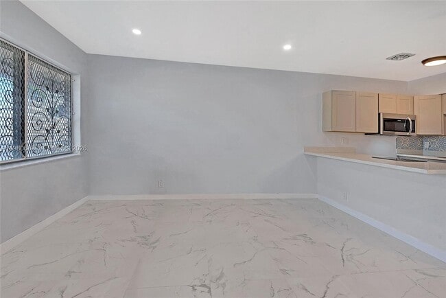 Building Photo - 820 SW 11th Ave