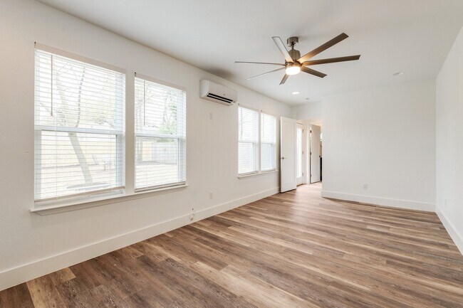 Building Photo - 2018 Remodeled 3 bed / 2 bath - wood / tile floors, fenced yard. Hyde Park / Downtown