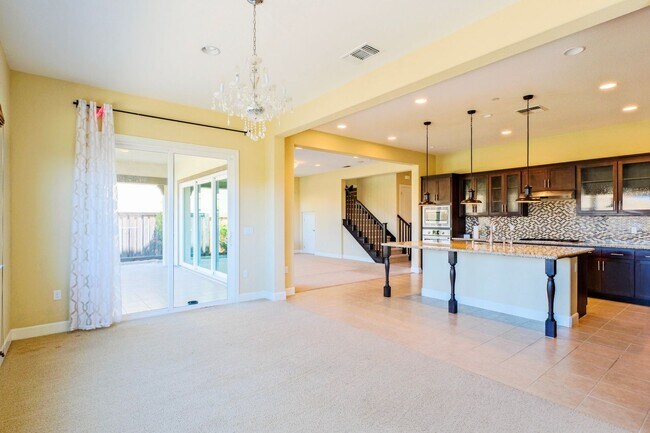 Building Photo - Stunning 5 bedroom, 4 bathroom house locat...