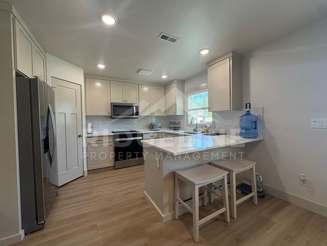 Building Photo - Fully Furnished Mid-Term Rental