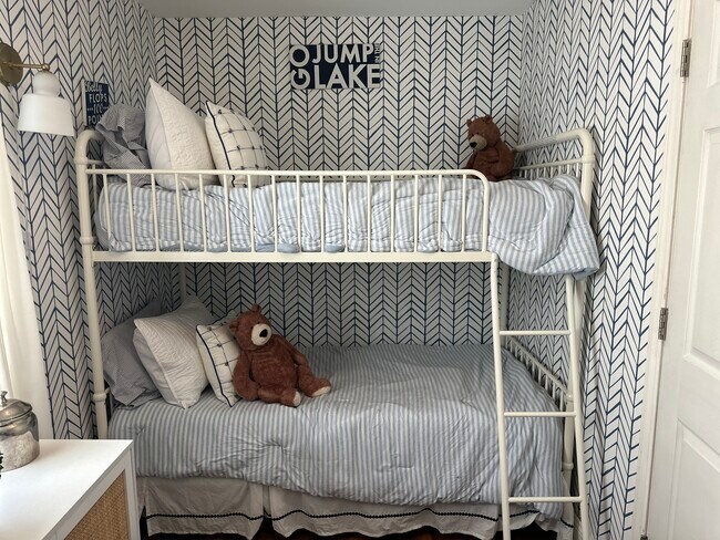 Bunkroom - 5311 N Point Dr