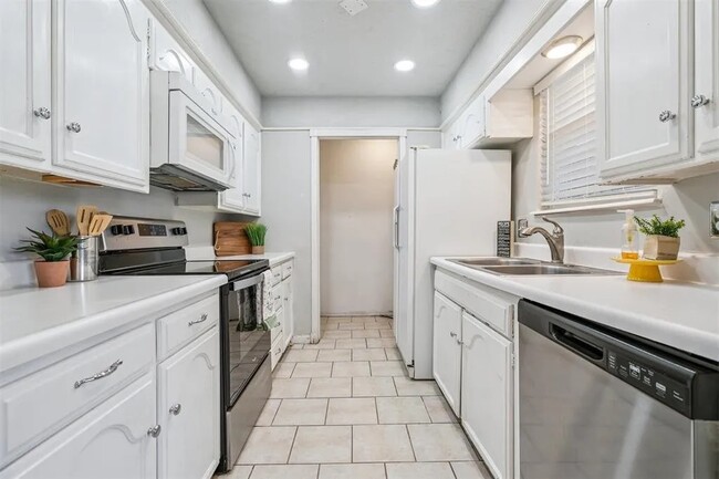 Building Photo - 11417 N May Ave