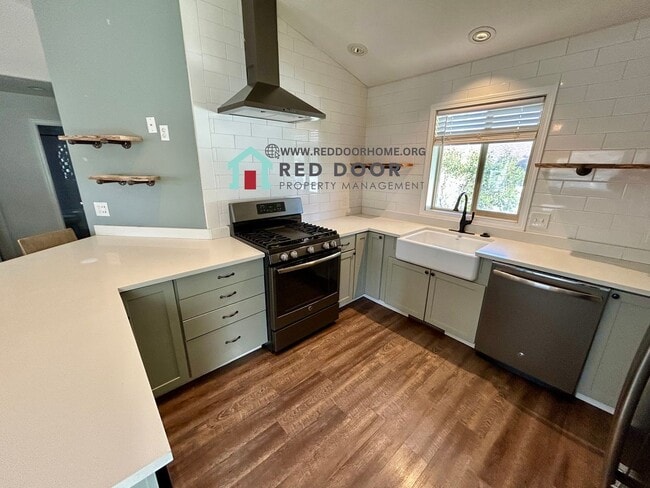Building Photo - Modern 4 Bed, 3 Bath Home – Pet Friendly w...