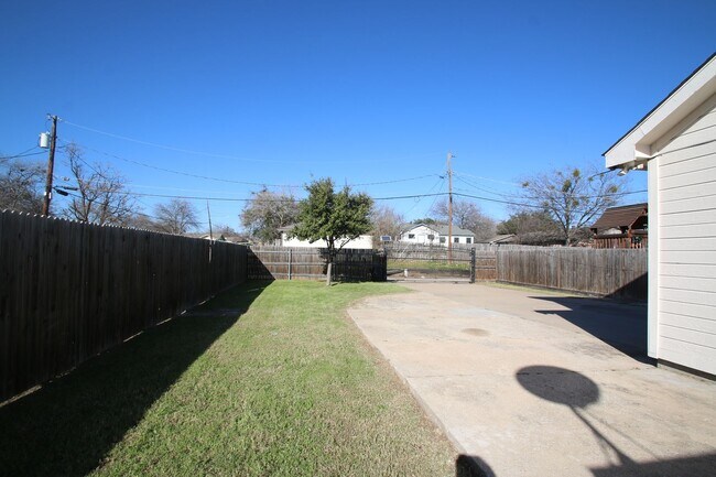 Building Photo - Upgraded 3BR Home | Granite Kitchen, High Ceilings & Gated Backyard | Minutes to Downtown Fort Worth