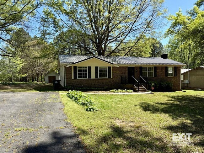 Building Photo - Welcome To This Smart 3 Bedroom, 1.5 Bath Home in Clarksville, VA!